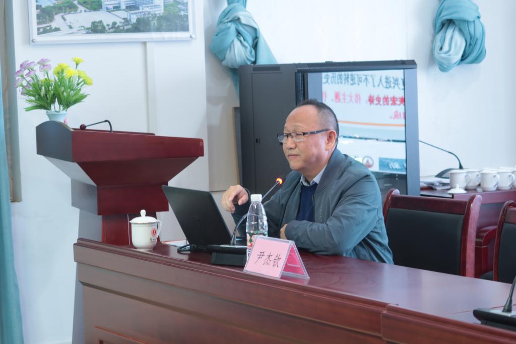 图为尹杰钦教授